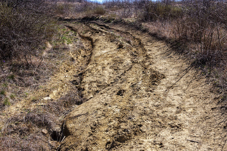 山里的艰苦之路。 地面道路离开道路进行集会。 路外的山