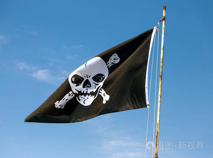 欢快的罗杰或海盗旗迎风飘扬