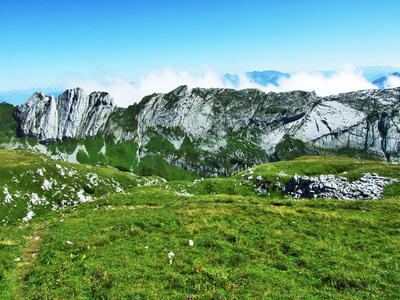 在瑞士阿彭策尔内罗登的阿尔泼斯坦山脉中的法赫伦塞湖上的山峰。