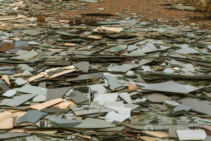 垃圾场里有一大堆破碎的玻璃碎片.