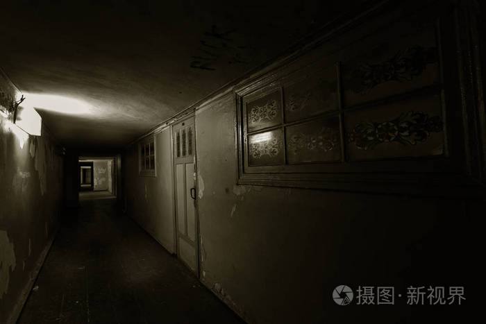 黑暗的走廊 一所废弃的房子里黑暗的空走廊隧道的神秘内部.