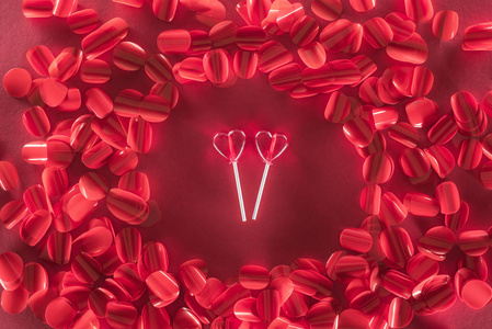 两颗心形糖果和美丽的红色花瓣情人节概念