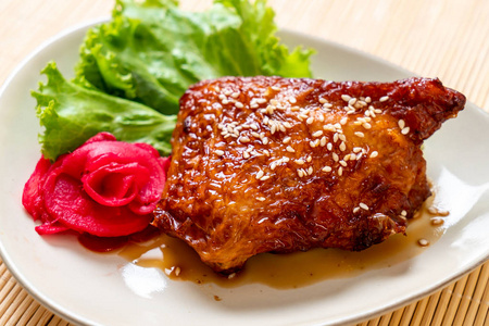 烤鸡排配太吉酱和芝麻照片