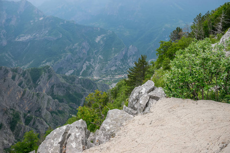 深峡谷底部小村庄的风景图片