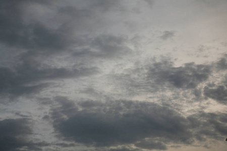 蓝天的背景是一幅自然的图画。 天空有云抽象的自然背景。 天空中美丽的云的最佳图像