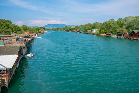 为游客提供海鲜的浮动餐厅全景