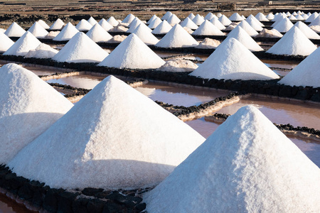 西班牙加那利群岛兰萨罗特市盐厂炼油厂盐矿的盐层勘探用成堆盐照片