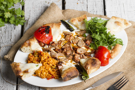 在木制桌面上近距离观看美味的传统土耳其菜