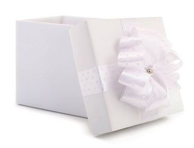 白色背景的白色礼品盒与白色丝带隔离