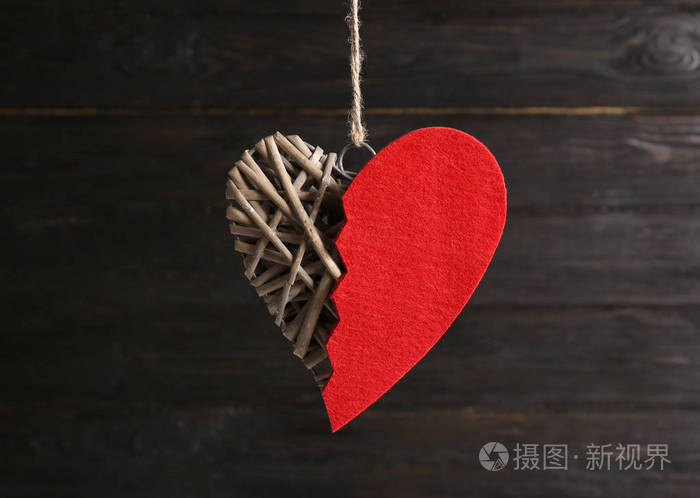 一半的红色毛毡在木制背景下装饰心