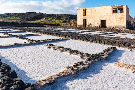 西班牙加那利群岛兰萨罗特市盐厂炼油厂盐矿的盐层勘探用成堆盐