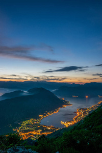 日落时从高山峰俯瞰科托尔湾