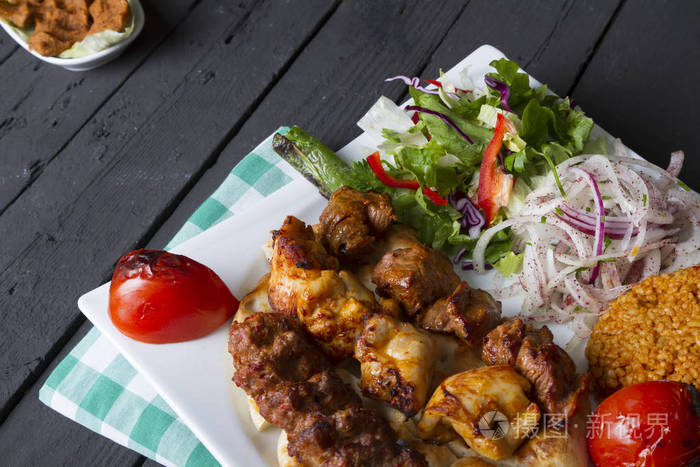 土耳其和阿拉伯传统的AdanaKebab，盘子里有沙拉