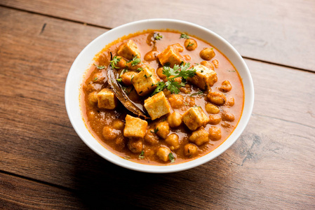 用煮好的鹰嘴豆加干酪加香料制成的CholePaneer咖喱。很受欢迎的北印度食谱。盛在碗里或锅里。选择性重点