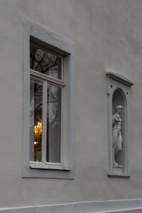 德国南部历史城市，晚上有光泽的咖啡馆窗口门面