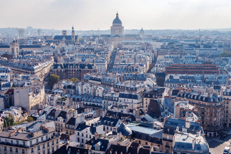 巴黎广阔的空中城市景观，展示了后现代建筑的哥特式风格。照片中有很多蓝色的口音，有很好的曝光率。