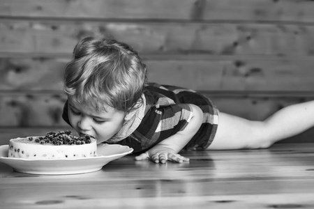 可爱的男孩吃蛋糕