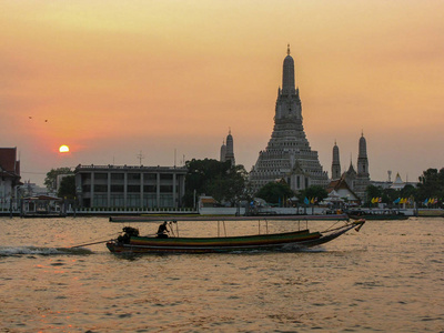 日落时的 wat arun, 泰国著名的佛陀寺庙