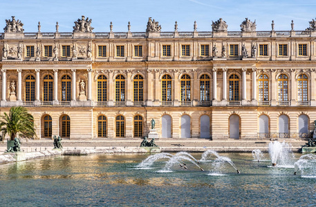 凡尔赛宫在中秋节。 五颜六色的建筑，有很多温暖的颜色。 窄角射击