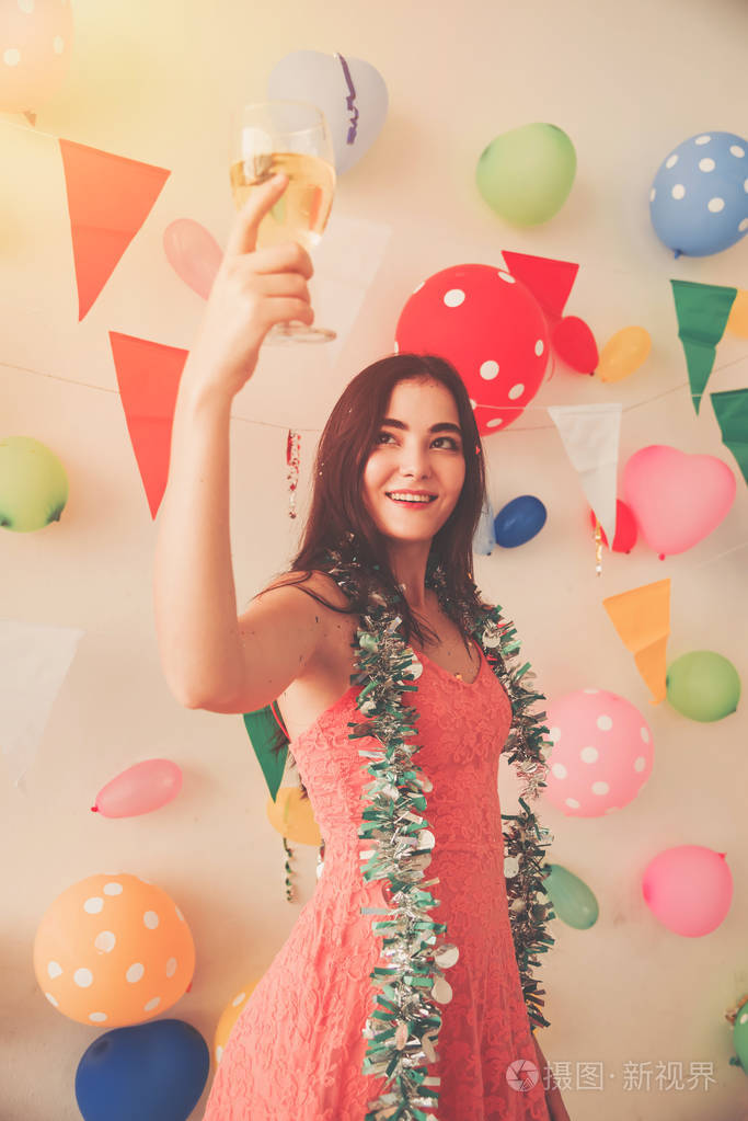 晚会时间美女们喝着酒精香槟庆祝新年生日快乐