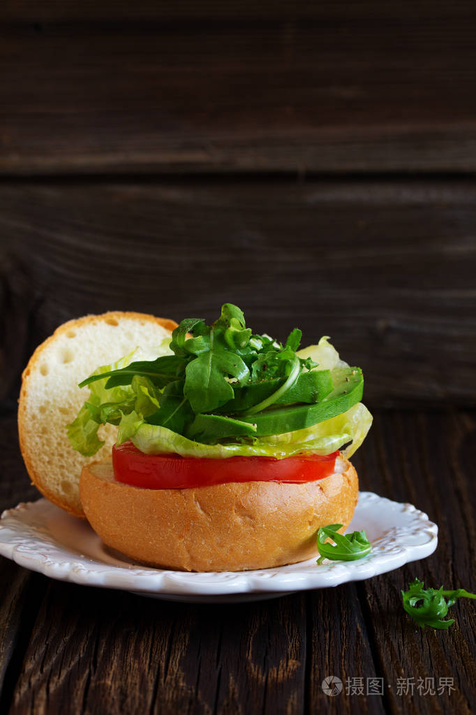 膳食蔬菜汉堡加牛油果和沙拉