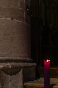在十二月的圣诞节来临之际的紫罗兰蜡烛