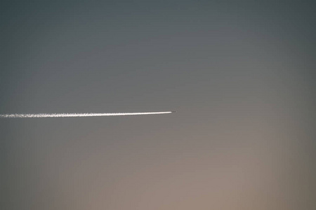 蓝天上的飞机和白烟小径图片
