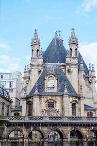 巴黎市中心的中世纪城堡。 视图抛出一个窗口。 闪亮的一天，天空中有一些云。 明亮的阳光