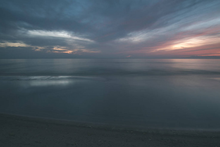 日落时平静的海景