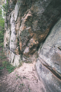 红色砂岩悬崖和旅游小径拉脱维亚