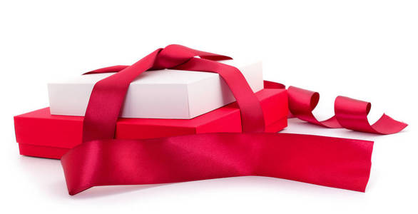 两个礼品盒与红色丝带隔离白色背景