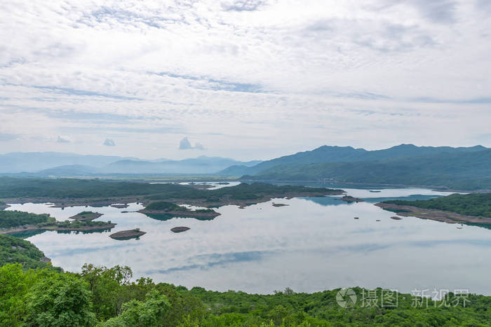 风景如画的湖光山色清澈见底