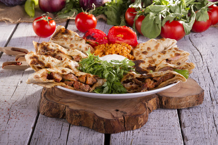 在木制背景下近距离观看传统土耳其菜