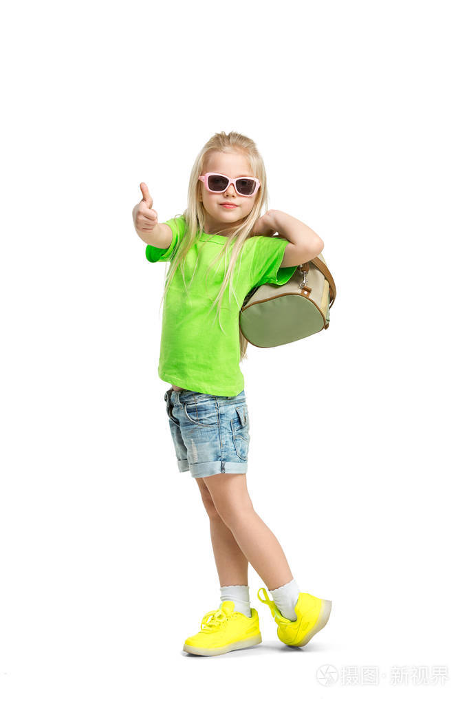 可爱的小孩在时尚的牛仔裤衣服看着相机和微笑的全长肖像照片-正版