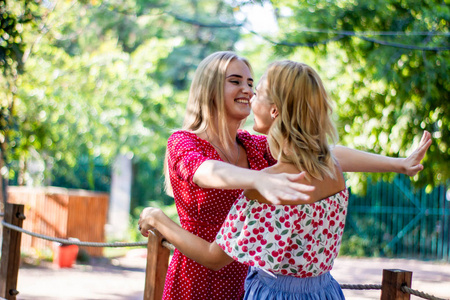 姐妹们拥抱图片