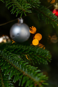 圣诞树上的圣诞球在市场上的出现月12月