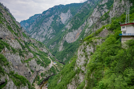 马拉廷大坝附近的菲瓦河风景如画的峡谷