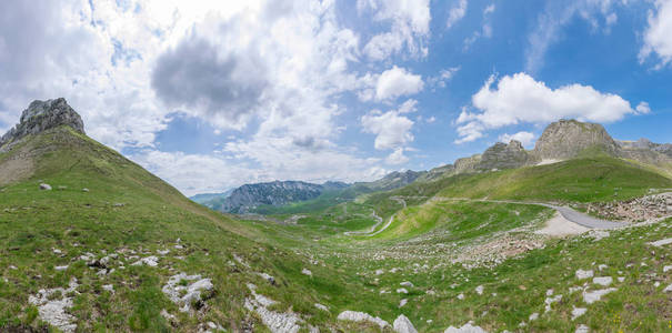 蜿蜒的道路穿过风景如画的山脉