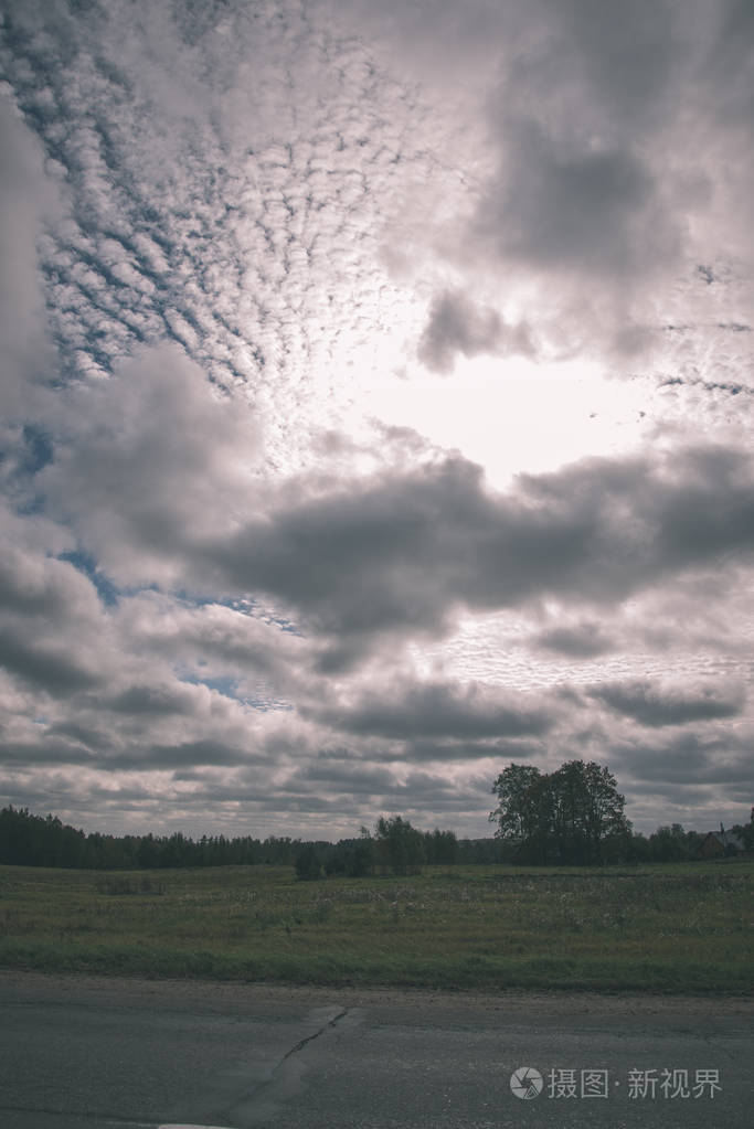 多云的天空空的道路农村