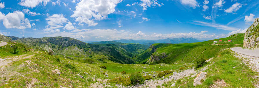 高山草甸间风景如画的村庄全景