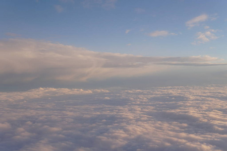 天空与云彩在日落从飞机风景里面