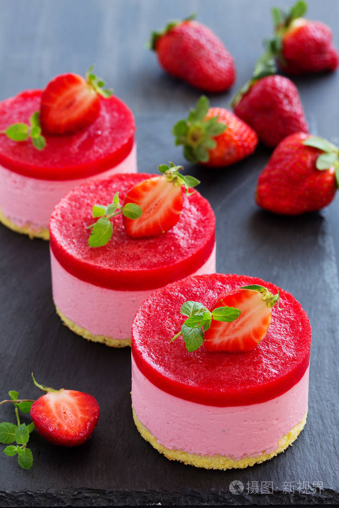 草莓蛋糕和浆果果冻