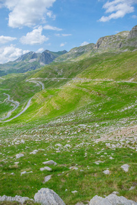 蜿蜒的道路穿过风景如画的山脉