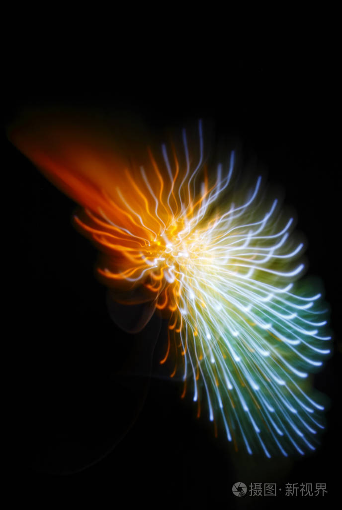 由五彩光绘制并在镜面反射的纸卷