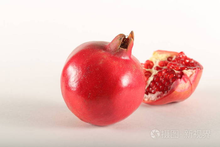 石榴鲜果露在明亮的背景上