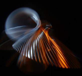 镜面光由五彩光绘制并在镜面反射的纸卷照片