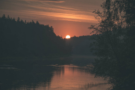 拉脱维亚高贾河上美丽的日落风景