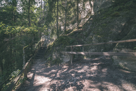 在拉脱维亚，靠近沙岩Sietiniezis悬崖的木制小径