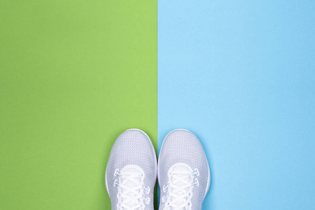蓝色和绿色背景的白色运动鞋