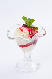 冰淇淋和浆果果酱在玻璃隔离在白色背景关闭